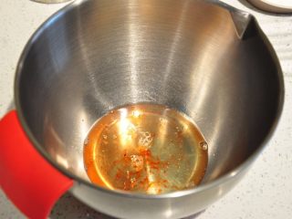 3、最受小朋友喜爱的多彩蛋白糖,取适量的色素加入到蛋白中（蛋白要放在无油、无水的容器中）。