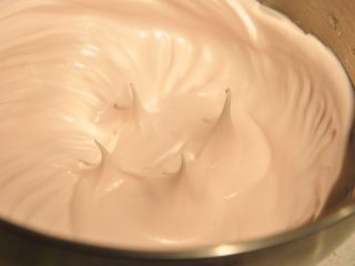 5、最受小朋友喜爱的多彩蛋白糖,打至十分发状态，提起打蛋头会呈现立挺的尖角。