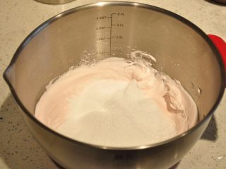 6、最受小朋友喜爱的多彩蛋白糖,将步骤1中的粉类再次过筛加入到蛋白中。