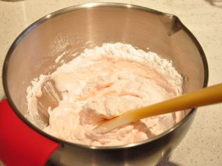 7、最受小朋友喜爱的多彩蛋白糖,用刮刀已翻拌的方法混合。