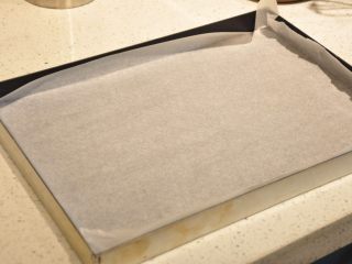 11、最受小朋友喜爱的多彩蛋白糖,烤盘内铺上油纸或油布。