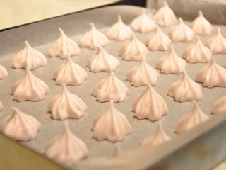 12、最受小朋友喜爱的多彩蛋白糖,均匀的挤满烤盘。