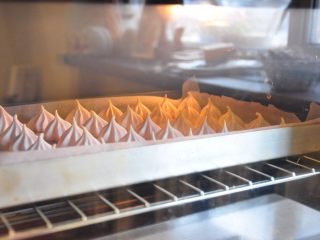 13、最受小朋友喜爱的多彩蛋白糖,烤箱预热90度，上下火烤120分钟。