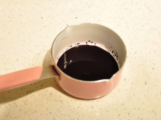 14、最受小朋友喜爱的多彩蛋白糖,再来介绍一下意式蛋白霜的做法。这里我用的是宝茸的蓝莓果蓉。