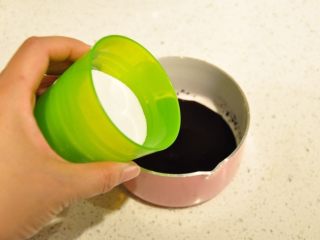 15、最受小朋友喜爱的多彩蛋白糖,将细砂糖全部倒入锅中。