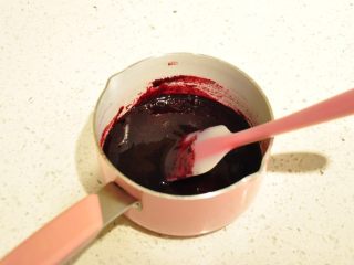 16、最受小朋友喜爱的多彩蛋白糖,用刮刀将砂糖和果蓉混合均匀。用中小火加热。