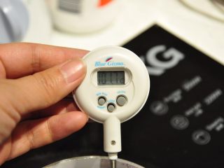 17、最受小朋友喜爱的多彩蛋白糖,用温度计测量糖浆温度，糖浆煮至100度时，用打蛋器打发蛋白。。