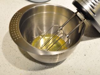 18、最受小朋友喜爱的多彩蛋白糖,用电动打蛋器以中速对蛋白进行打发。