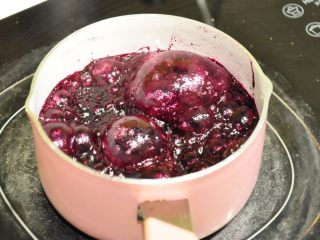 20、最受小朋友喜爱的多彩蛋白糖,看此时糖浆有没有煮至118度。