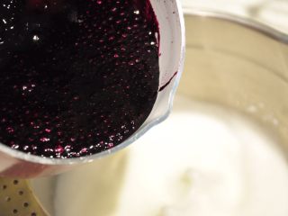 22、最受小朋友喜爱的多彩蛋白糖,打蛋器开高速，将煮好的糖浆分次加入到蛋白中。