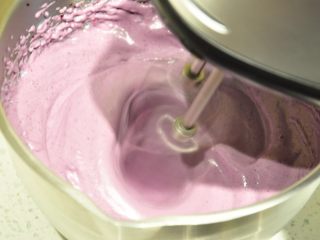 23、最受小朋友喜爱的多彩蛋白糖,糖浆全部加入后持续高速进行打发