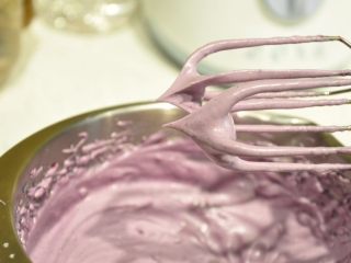 24、最受小朋友喜爱的多彩蛋白糖,打至蛋白出现立挺状态，打蛋盆的温度接近手温即可。