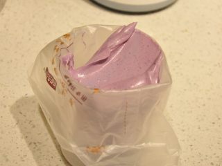 25、最受小朋友喜爱的多彩蛋白糖,将打发好的蛋白霜装入裱花袋中。