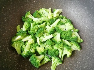 6、蚝油西蓝花,下入西蓝花翻炒均匀。