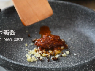 3、麻婆豆腐——美味诀窍大揭秘！,放入姜蒜、花椒、豆瓣酱煸炒