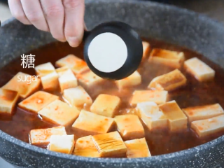 6、麻婆豆腐——美味诀窍大揭秘！,撒入盐、糖、生抽