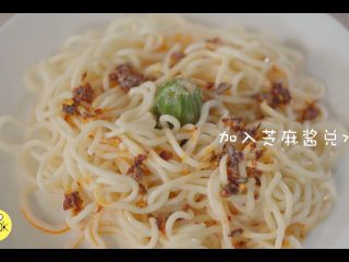 6、秘制麻酱冷面，商家不会透露的秘方,芝麻酱兑水1:1的比例，然后加入面中