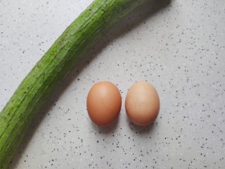 1、丝瓜蛋汤,首先我们准备好所有食材