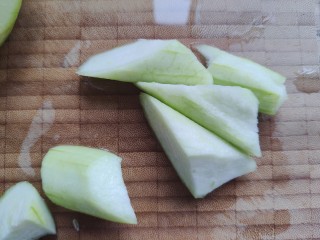 2、丝瓜蛋汤,丝瓜去皮洗净之后切滚刀块