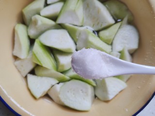 3、丝瓜蛋汤,切好的丝瓜浸泡在清水内，加一小勺细盐，搅拌均匀