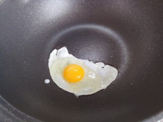 5、丝瓜蛋汤,待油热，磕入鸡蛋