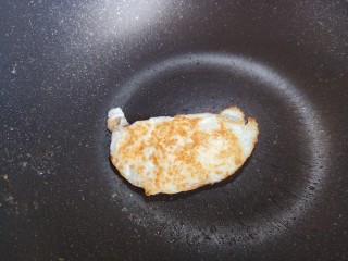 6、丝瓜蛋汤,煎至两面金黄，蛋黄熟透