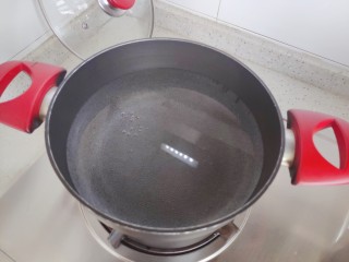 9、丝瓜蛋汤,汤锅内煮适量清水