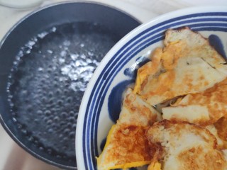 10、丝瓜蛋汤,水开后放入鸡蛋