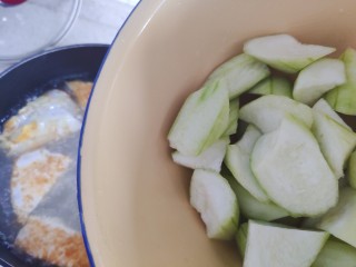 12、丝瓜蛋汤,加入丝瓜（撇去浸泡的水）