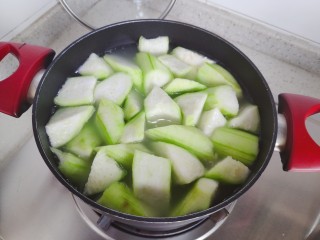 13、丝瓜蛋汤,大火烧开之后转中小火，煮5分钟左右