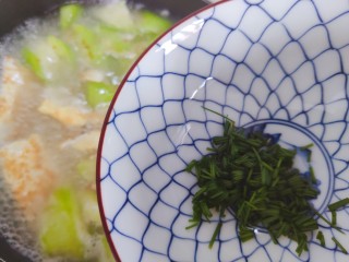 17、丝瓜蛋汤,加入小葱，搅拌均匀即可