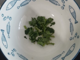 1、阳春面,来调一个汤汁底料空碗中加入香菜