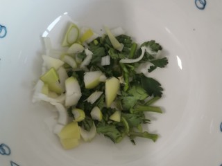 2、阳春面,加入葱花