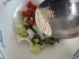 5、阳春面,加入白胡椒粉