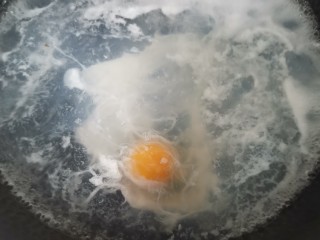 8、阳春面,另起锅烧水煮面,打入一个鸡蛋
