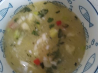 11、阳春面,关火后把煮面的汤到入刚才调好料的大碗中