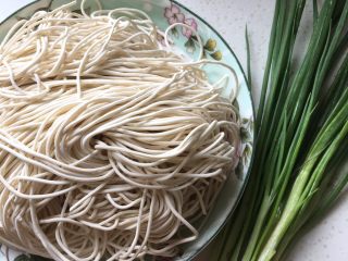 1、葱油拌面,准备食材