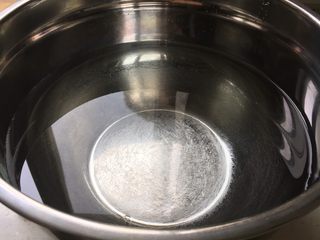 2、葱油拌面,事先烧一大盆开水冷透