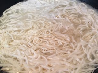 10、葱油拌面,大火煮沸面条