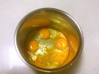 5、传统蛋糕,把鸡蛋打入盆中