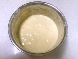 14、传统蛋糕,搅拌均匀，搅拌的过程不要画圈，避免消泡