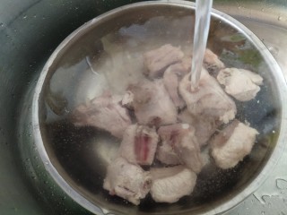 5、懒人排骨焖饭,放凉冲洗干净