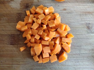 6、懒人排骨焖饭,胡萝卜切丁