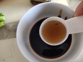 11、懒人排骨焖饭,一勺料酒拌匀