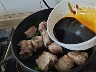 14、懒人排骨焖饭,放入调好的汁