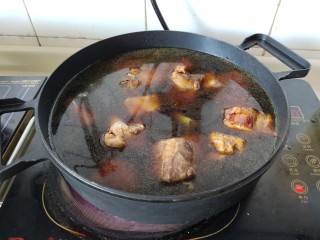 15、懒人排骨焖饭,加清水没过排骨，大火烧开再煮20分钟