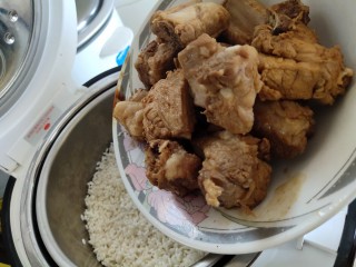 16、懒人排骨焖饭,米浸泡半小时后控水放入臻米脱糖电饭煲中。放入排骨