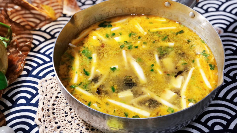 白玉菇豆腐汤咸蛋黄白玉菇豆腐汤