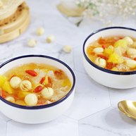桃胶银耳凤梨甜汤