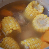 胡萝卜玉米排骨汤